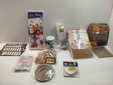 plusieurs objets posés ensemble sur une table