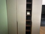 une photo d'un placard contenant une bibliothèque