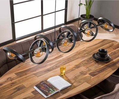 une table en bois munie de roulettes, dans une pièce