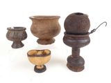 un ensemble d'objets en bois posés sur une surface blanche