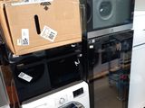 de nombreux appareils électroménagers empilés les uns sur les autres