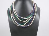 collier à plusieurs rangs composé de perles de verre multicolores