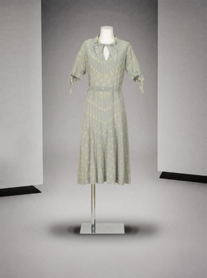 une image d'une robe sur un mannequin