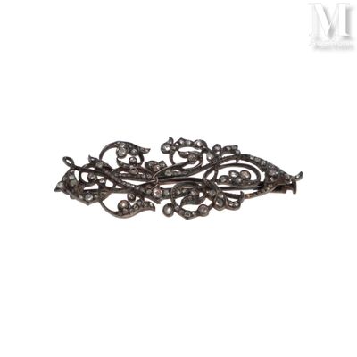 Broche volutes diamants Broche en argent (800°/°°) et or jau…
