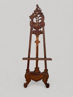 un chevalet en bois surmonté d'une horloge