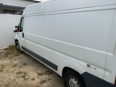 une camionnette blanche garée devant une maison blanche