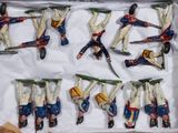 six figurines représentant un homme sur un snowboard, présentées dans une boîte