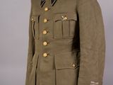 un uniforme militaire sur un mannequin, sur fond gris
