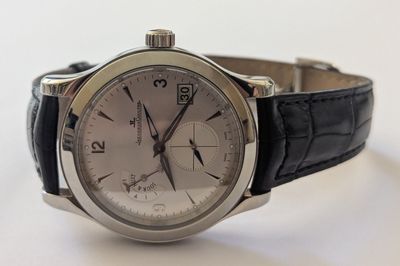 gros plan d'une montre-bracelet avec un bracelet noir