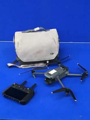 un sac et une télécommande posés sur une surface bleue