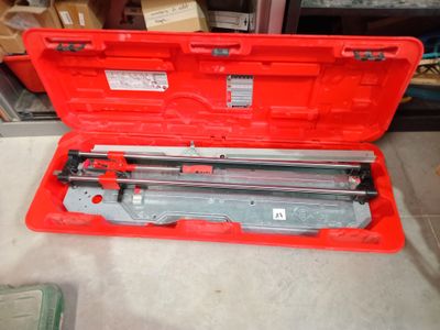 une boîte à outils rouge qui contient quelques outils