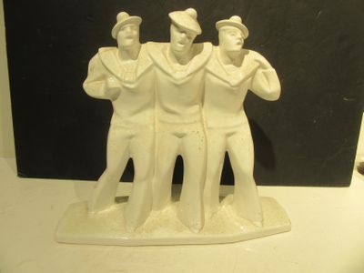 trois figurines représentant trois hommes debout sur une table