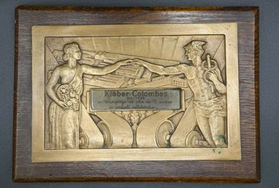 plaque en laiton représentant une femme et un homme jouant au tennis