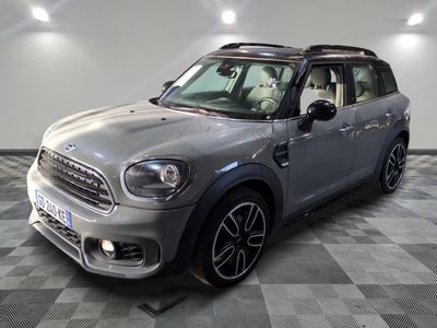 La Mini Countryman est garée sur un sol en carrelage à damier