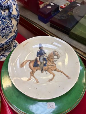 Lafargue à Limoges, Assiette en porcelaine à décor d’une gen…