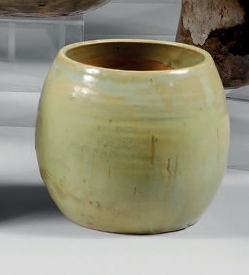 deux vases posés sur une table