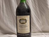 une bouteille de vin posée sur une table
