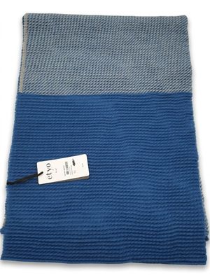 une couverture bleue et grise avec une étiquette