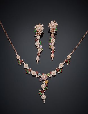 un ensemble composé d'un collier et de boucles d'oreilles ornés de fleurs sur fond noir