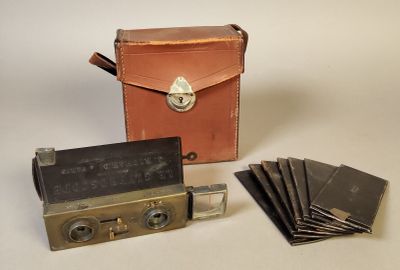un étui en cuir marron et un jeu de cinq cartes