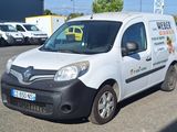 une camionnette blanche garée dans un parking