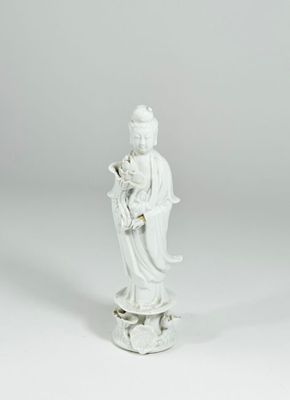 figurine chinoise représentant une femme tenant un enfant dans ses bras, sur fond blanc