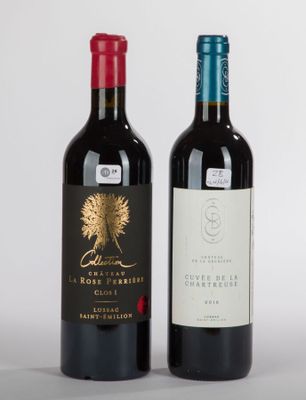 deux bouteilles de vin posées l'une à côté de l'autre sur une table