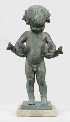 statue d'un enfant tenant un oiseau, posée sur un socle en marbre