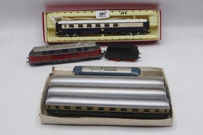 une petite boîte contenant un circuit de train