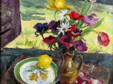 un tableau représentant un vase de fleurs et une assiette de nourriture posés sur une table