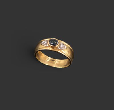 une bague en or sertie d'un saphir et de diamants
