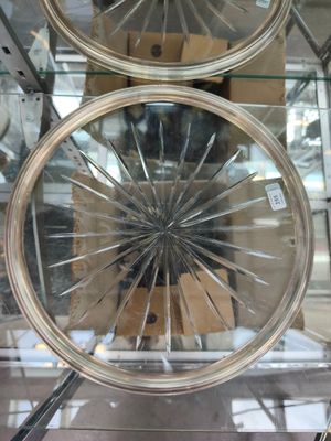 deux roues exposées dans une vitrine
