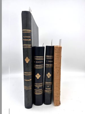 trois livres sont empilés sur une surface blanche