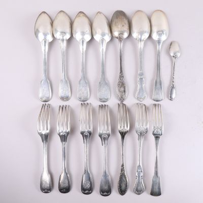 beaucoup de cuillères et de fourchettes en argent sur la table