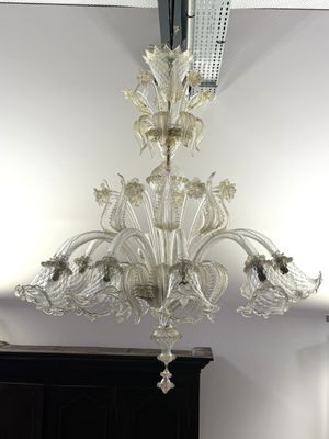 un lustre suspendu au plafond d'une pièce