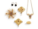 un assortiment de bijoux en or, comprenant notamment un pendentif en forme d'étoile, des broches et des boucles d'oreilles