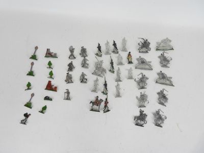 toutes ces petites figurines qui sont posées sur la table