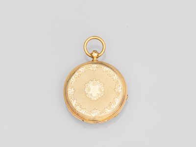 une montre de poche en or ancien ornée d'un médaillon sur le cadran