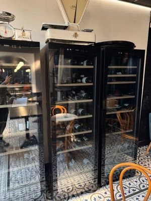 les bouteilles de vin se trouvent dans les réfrigérateurs d'un restaurant