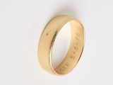une bague en or sur laquelle est gravé le mot « love »