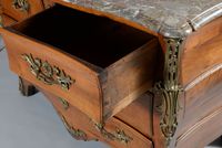 Commode de forme galbée en noyer ouvrant par quatre tiroirs … (photo 3)