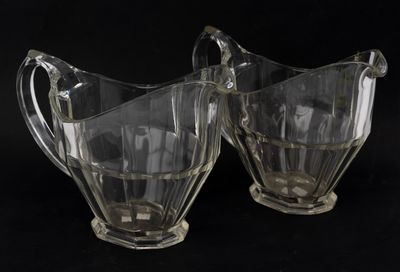 deux pichets en verre transparent sur fond noir, avec un fond noir