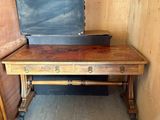 une table en bois sur laquelle est posée une casserole en métal