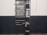 une photo d'un rack contenant du matériel électronique dans une pièce