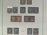 une photo d'une photo d'une collection de timbres exposée