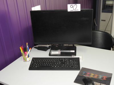 un bureau d'ordinateur équipé d'un clavier et d'un écran
