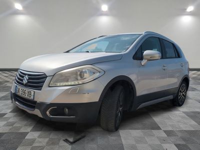 la photo d'une voiture argentée garée sur un sol en damier
