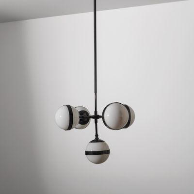 deux lampes noires et blanches suspendues au plafond d'une pièce