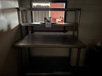1 table en inox avec plateau d'entretoise et passe plat (photo 2)