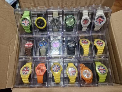 une boîte contenant de nombreuses montres différentes